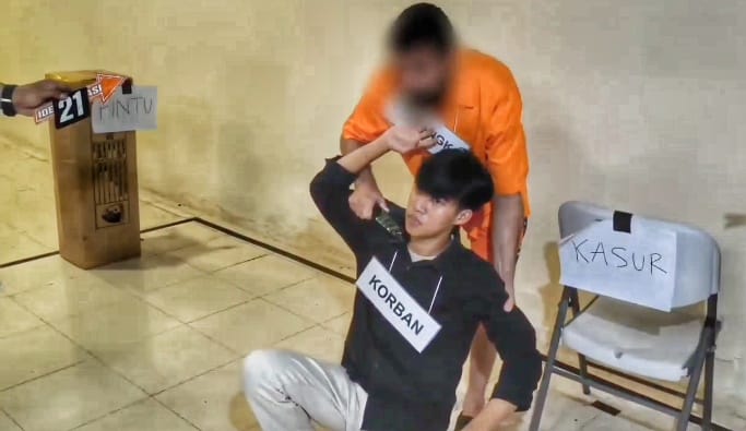 Tersangka FTJ saat memerankan salah satu adegan dalam rekonstruksi kasus pembunuhan Dwintha Anggary di Mapolda Metro Jaya, Jakarta, Rabu (1/4/2026).