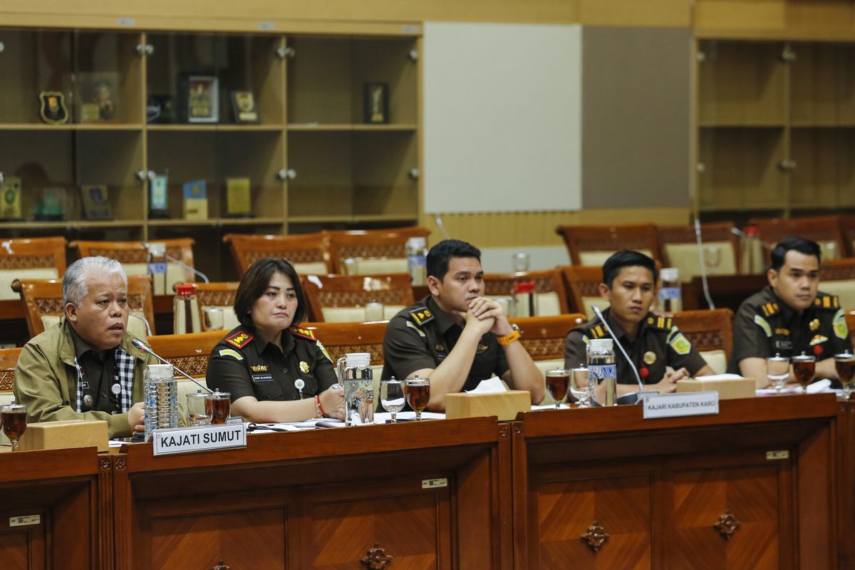 Tim Intelijen Kejagung resmi mengamankan Kajari Karo Danke Rajagukguk beserta jajarannya untuk diklarifikasi terkait polemik penanganan kasus Amsal Sitepu, Minggu (5/4/2026).