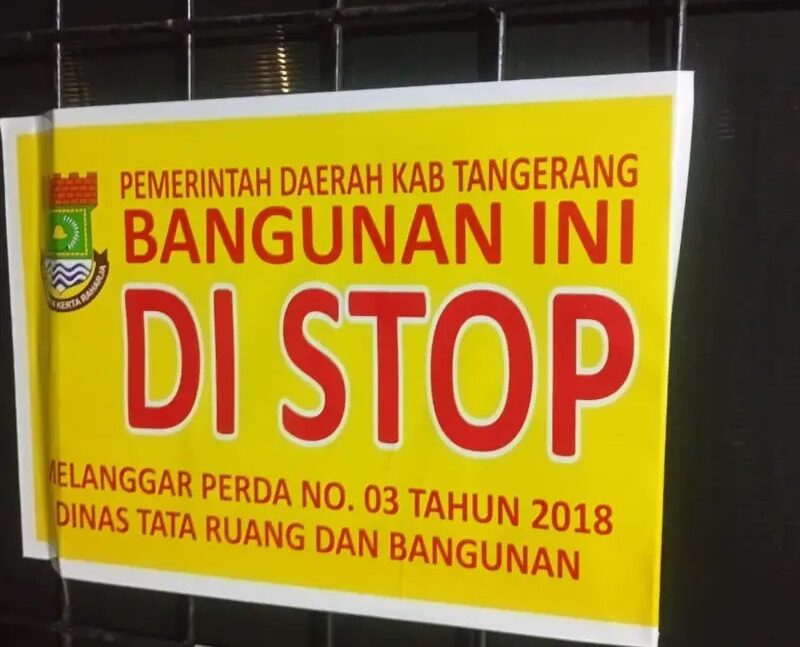 Aparat menyegel rumah doa jemaat POUK Tesalonika di Teluknaga usai ibadah Jumat Agung yang menuai kecaman dari PGI.