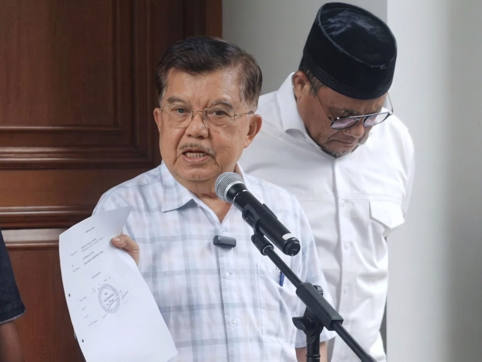 Jusuf Kalla memberikan keterangan pers terkait bantahan tudingan pendanaan isu ijazah Presiden Jokowi di kediamannya, Jakarta.