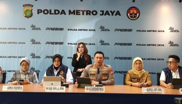 Tersangka WAH (39), pengemudi taksi daring yang diduga melakukan pelecehan seksual terhadap penumpang wanita, saat menjalani pemeriksaan di Polda Metro Jaya, Senin (6/4/2026). Polisi menjerat tersangka dengan UU TPKS setelah korban berhasil merekam aksi cabul pelaku di dalam mobil. (Foto: Ist/Polda Metro Jaya/Ekoin)