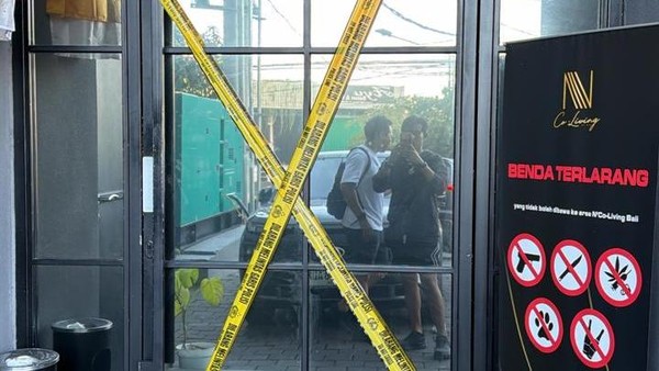 aris polisi terpasang di salah satu tempat hiburan malam di Bali setelah digerebek tim Dittipidnarkoba Bareskrim Polri, Senin (6/4/2026). Sebanyak 10 orang dari unsur manajemen hingga pengedar ditangkap karena diduga memfasilitasi peredaran ekstasi dan sabu kepada pengunjung. (Foto: Ist/Ekoin)