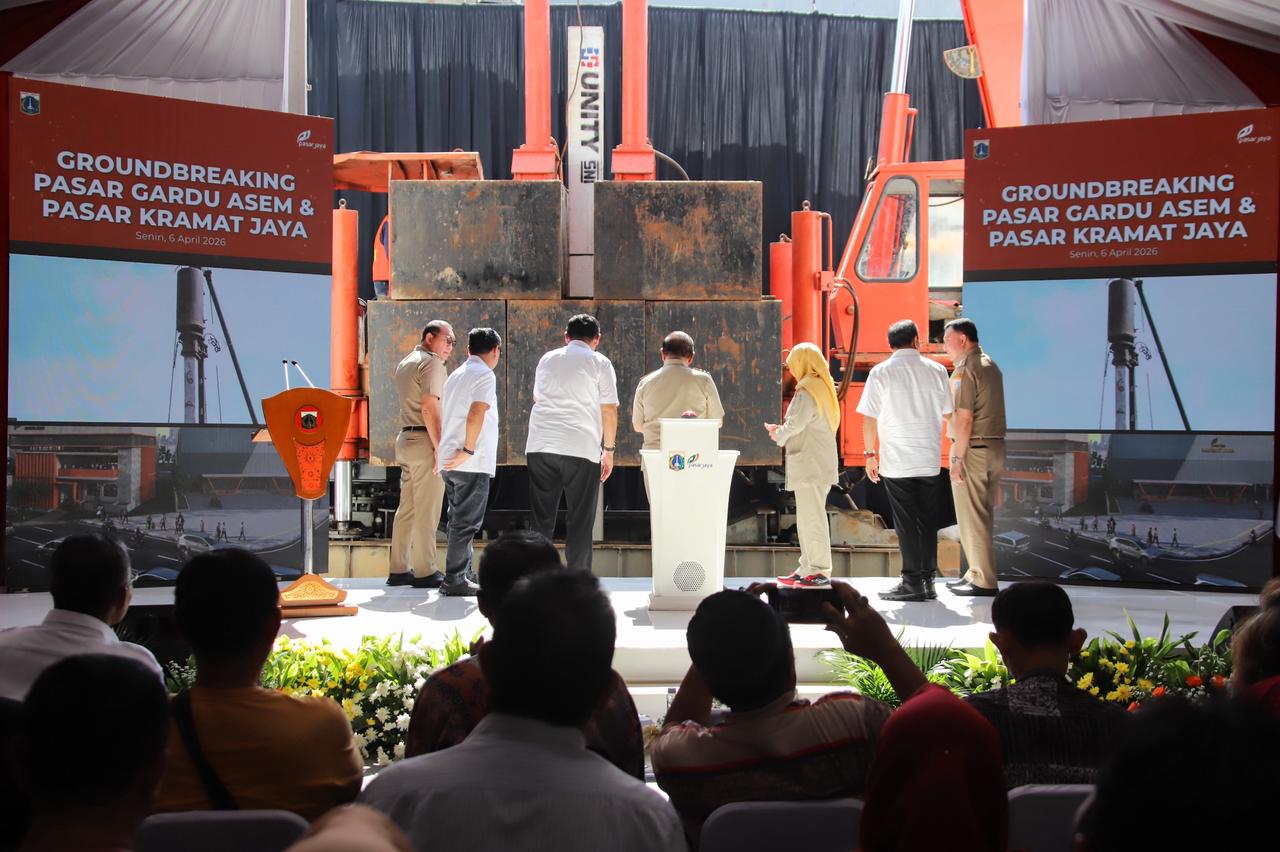 Gubernur DKI Jakarta Pramono Anung didampingi Wali Kota Jakarta Pusat Arifin dan Dirut Perumda Pasar Jaya Agus Himawan saat melakukan prosesi groundbreaking revitalisasi Pasar Gardu Asem di Kemayoran, Senin (6/4/2026). Proyek senilai Rp10,6 miliar ini akan mengubah wajah pasar tradisional menjadi lebih modern, ramah disabilitas, dan berbasis transaksi digital. (Foto: Ist/Ekoin)