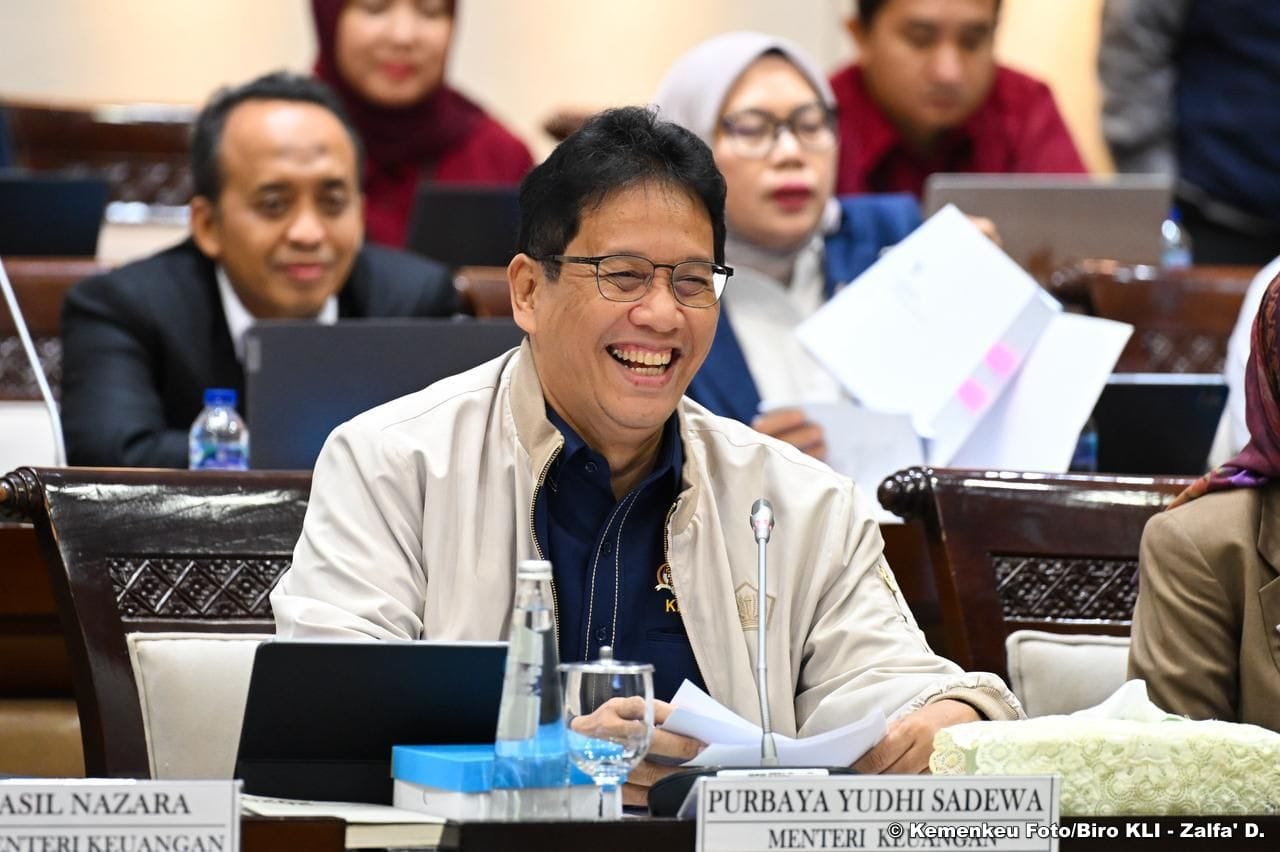 Menteri Keuangan Purbaya Yudhi Sadewa saat memberikan penjelasan dalam rapat kerja bersama Komisi XI DPR RI di Jakarta, Senin (6/4/2026). Pemerintah berkomitmen menjaga harga BBM bersubsidi tetap stabil hingga akhir tahun 2026 dengan mengandalkan cadangan dana SAL sebesar Rp420 triliun sebagai langkah mitigasi lonjakan harga minyak dunia. (Foto: Ist/Ekoin)