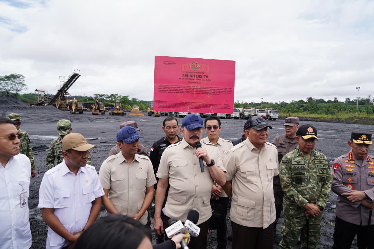 Jaksa Agung ST Burhanuddin bersama Kapolri Jenderal Listyo Sigit Prabowo dan Panglima TNI Jenderal Agus Subiyanto saat meninjau lokasi tambang ilegal PT AKT di Kabupaten Murung Raya, Selasa (7/4/2026). Peninjauan ini menandai dimulainya penegakan hukum tegas terhadap aktivitas tambang tanpa izin yang diduga merugikan negara dalam jumlah besar. (Foto: Ist/Ekoin)