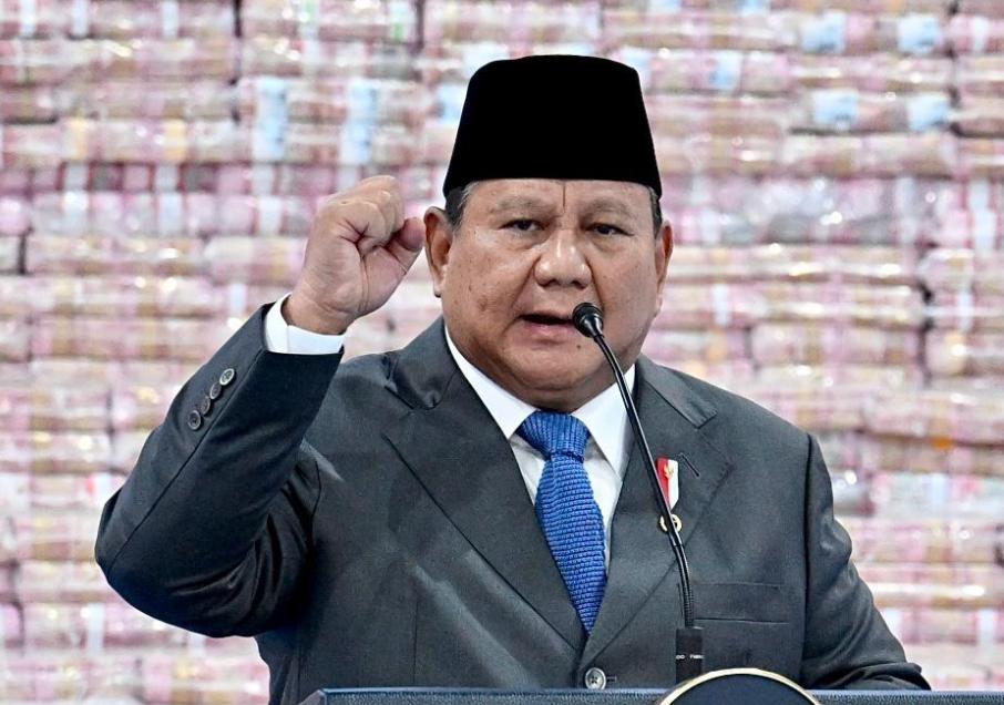 Presiden Prabowo menyemangati team satgas Pkh Untuk Tidak Gentar karna rakyat Bersama kita dan siap Mati dijalan yang benar, Jumat (10/04). PKH telah berhasil melakukan Penyelamatan Keuangan dan Aset Negara, yang secara keseluruhan berasal dari penerimaan negara maupun nilai aset kawasan hutan yang berhasil dikuasai kembali, dengan total mencapai Rp 371. 100. 411. 043. 235, 74 !