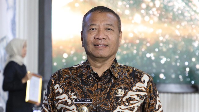 Bupati Tulungagung Gatut Sunu Wibowo saat tiba di Jakarta untuk menjalani pemeriksaan intensif di KPK, Sabtu (11/4/2026).