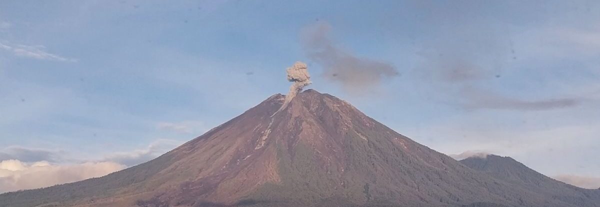 Visual Gunung Semeru saat mengeluarkan kolom abu vulkanik pekat setinggi 1.000 meter dari puncak kawah Jonggring Saloko, Sabtu (4/4/2026). PVMBG mempertahankan status Siaga (Level III) dan memperingatkan warga untuk menjauhi sektor tenggara sejauh 13 kilometer guna menghindari terjangan awan panas guguran.