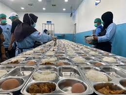 Petugas meninjau dapur Makan Bergizi Gratis (MBG) yang dihentikan operasionalnya akibat tidak memenuhi standar sanitasi dan pengelolaan limbah di wilayah Indonesia Timur.