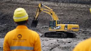 Aktivitas pengolahan emas di fasilitas tambang yang menjadi bagian dari kerja sama antara Hartadinata Abadi Tbk dan United Tractors Tbk untuk memperkuat pasokan emas domestik.