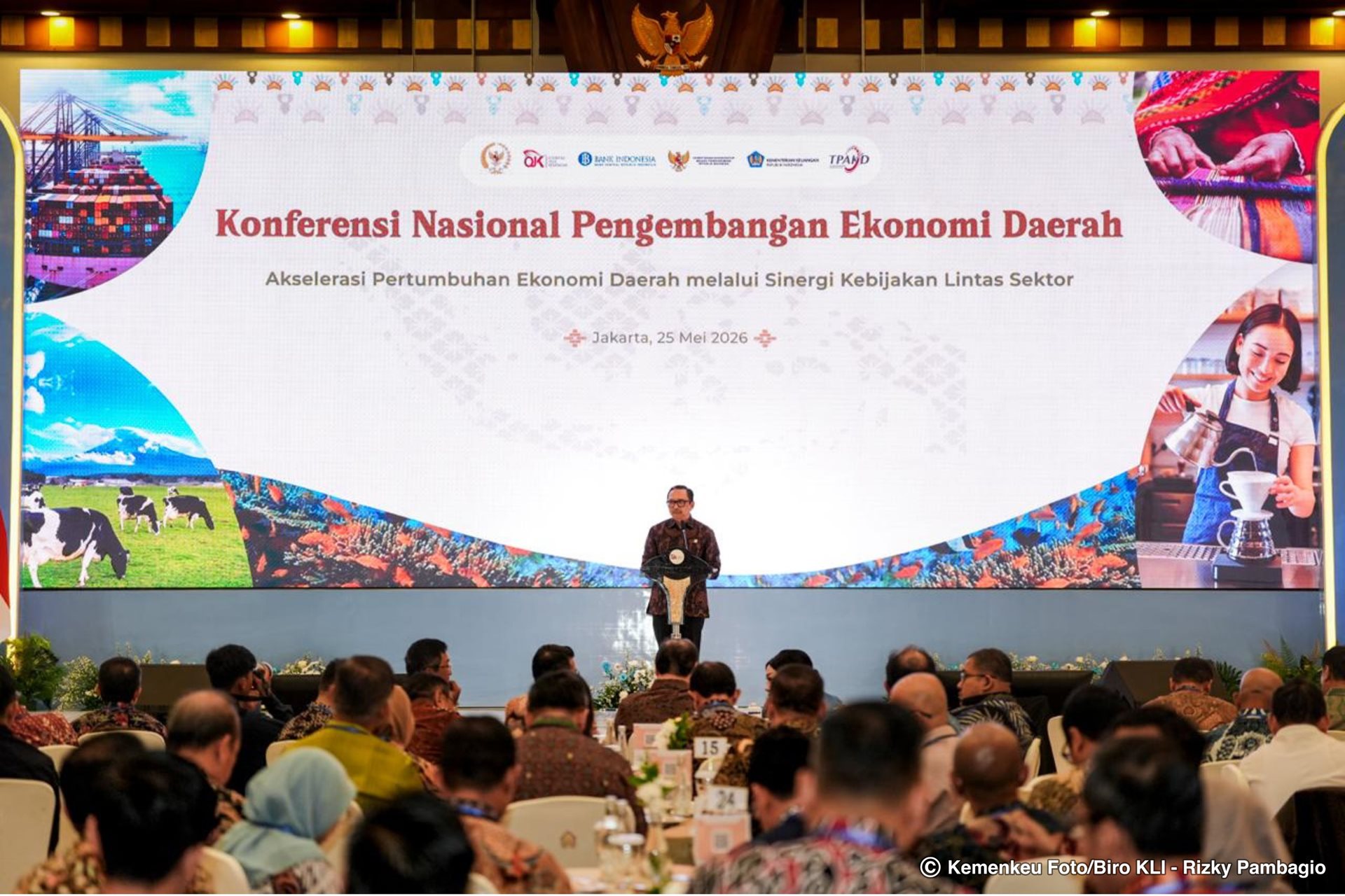 Wakil Menteri Keuangan Juda Agung dalam Konferensi Nasional Pengembangan Ekonomi Daerah yang diselenggarakan oleh Otoritas Jasa Keuangan di Balai Kartini, Jakarta, Senin (25/5). Sumber dok kemenkeu.go.id
