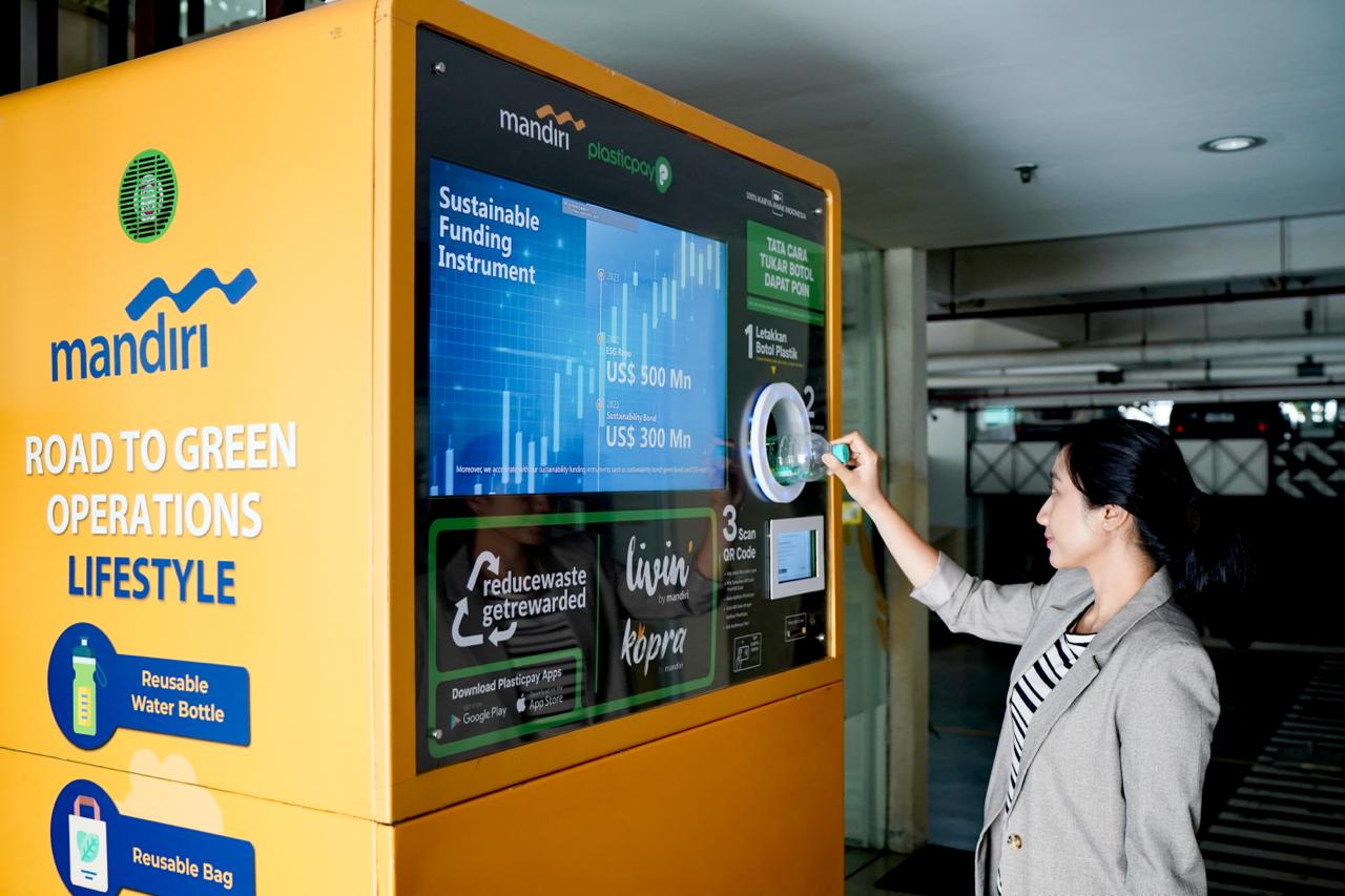 Program Reverse Vending Machine mengubah sampah plastik menjadi nilai ekonomi bagi masyarakat. Sumber dok bankmandiri.co.id