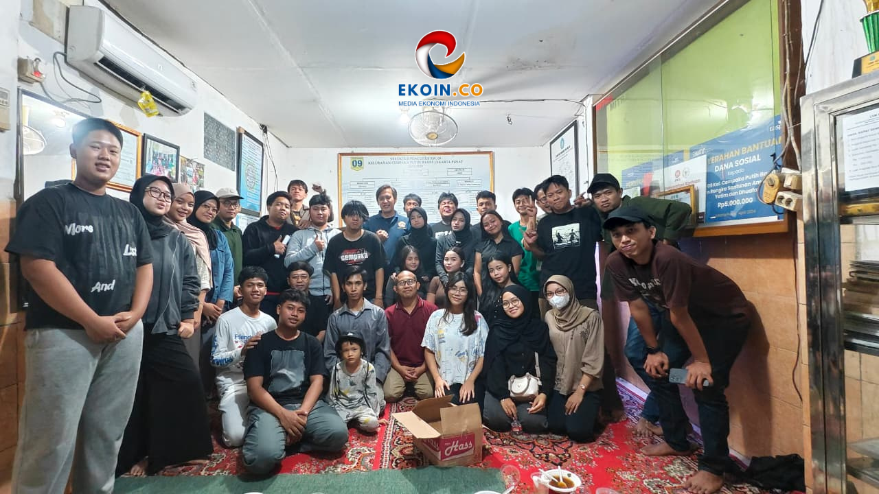 Group photo of about 40 people gathered in a room under an EKOIN.CO logo.