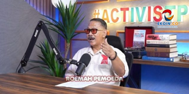 Man in a white shirt and red sunglasses speaks into a large microphone in a studio, gesturing with his hand. Background shows '#ACTIVIS' signage, a plant, books, and a desk; on-screen caption reads 'ROEMAH PEMOEDA' with a logo in the top-right corner.
