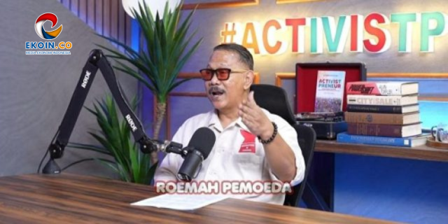 Male guest in a white shirt and red sunglasses sits at a studio desk with a microphone, branding, and books visible; on-screen text says 'ROEMAH PEMOEDA' and '#ACTIVISTP' in the background.
