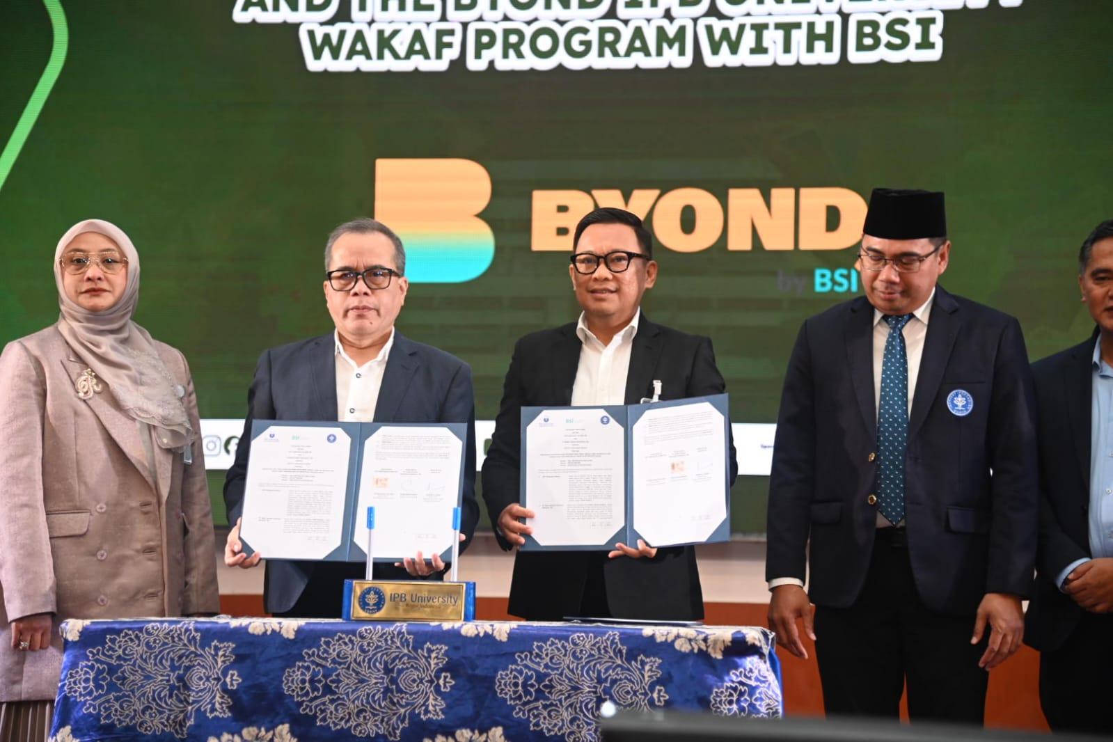 Wakaf Produktif BSI dan IPB University telah menyalurkan bantuan pendidikan Rp1,56 miliar untuk mendukung 352 mahasiswa. Sumber dok www.bankbsi.co.id