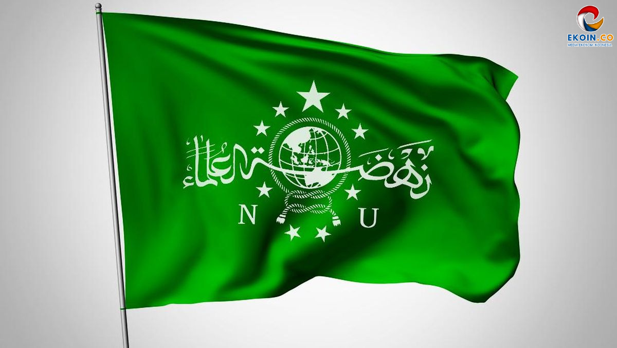 Green flag fluttering with a white globe emblem encircled by stars and Arabic calligraphy, and the letters N U beneath it.
