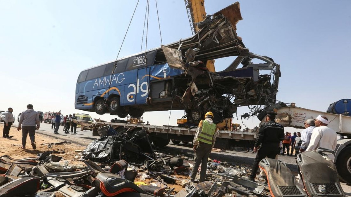 13 Tewas! Bus Wisata Hancur Dihantam Truk di Mesir